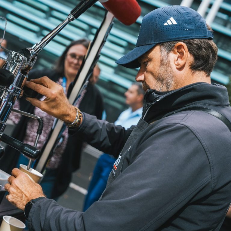 L'équipe passionnée de Bacio, experts en torréfaction et service barista.